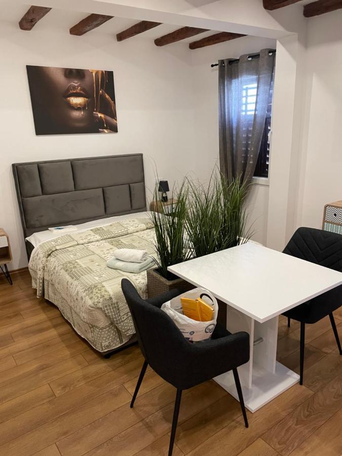 The Yellow House Apartments Rovinj Exterior photo
