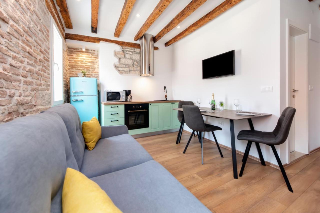 The Yellow House Apartments Rovinj Exterior photo