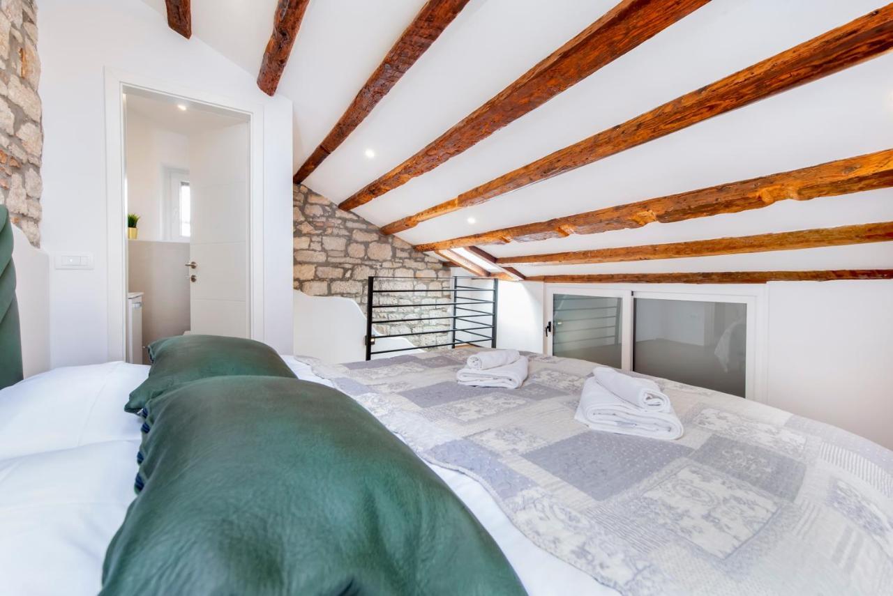 The Yellow House Apartments Rovinj Exterior photo