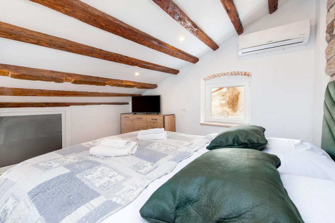 The Yellow House Apartments Rovinj Exterior photo