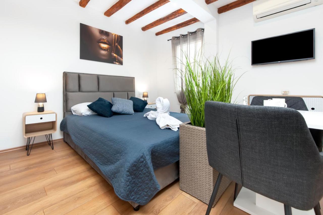 The Yellow House Apartments Rovinj Exterior photo