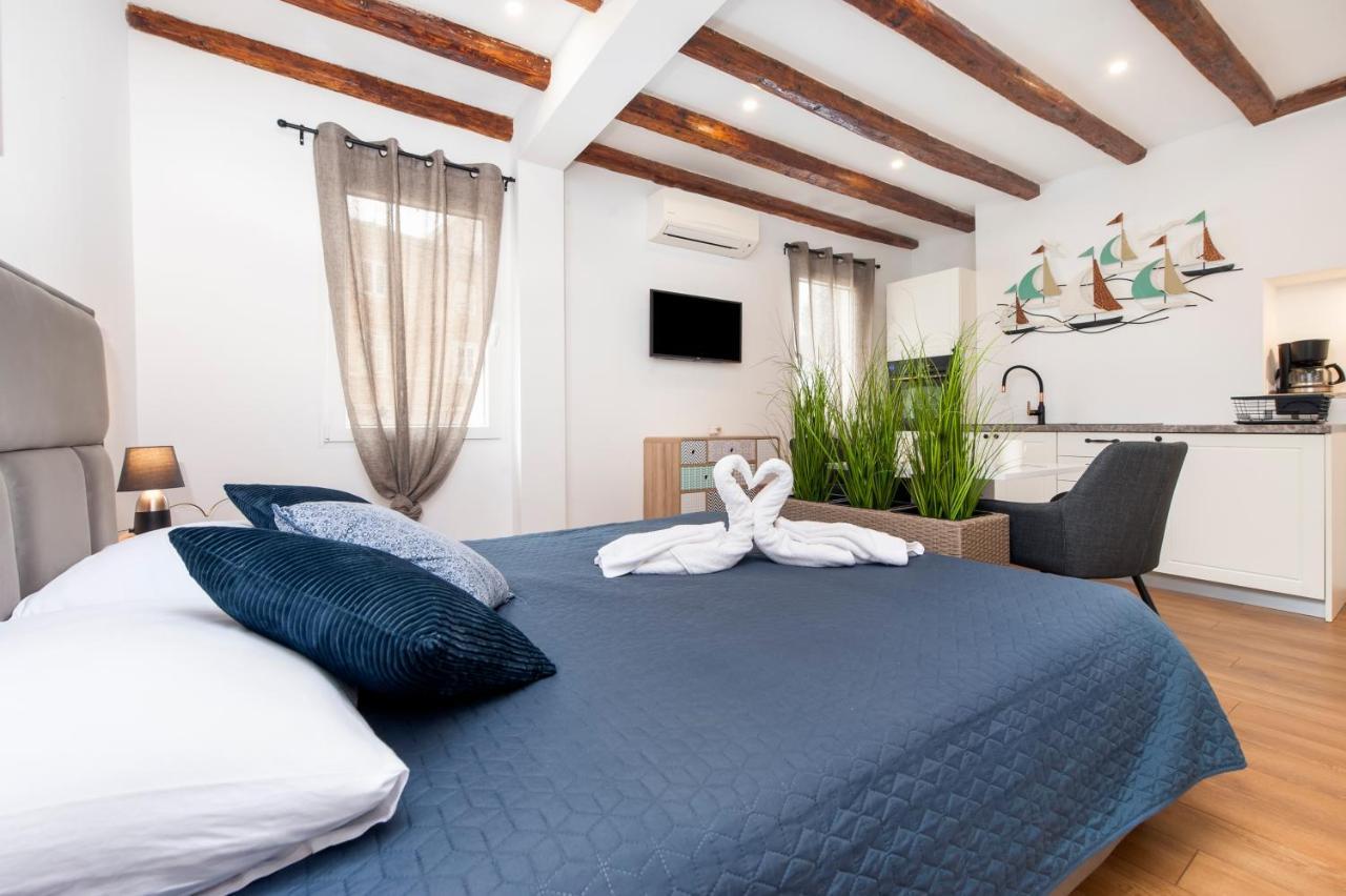 The Yellow House Apartments Rovinj Exterior photo