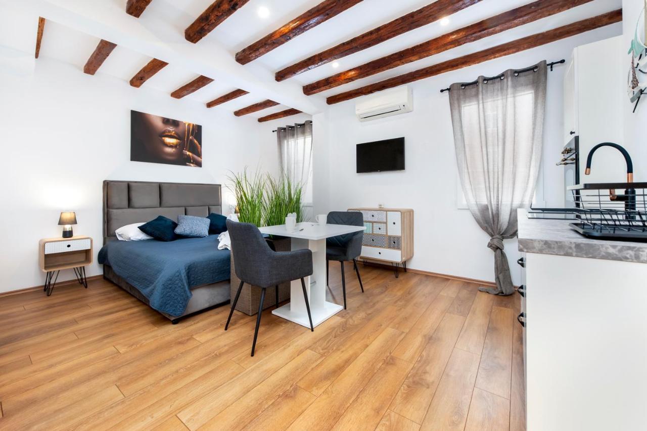 The Yellow House Apartments Rovinj Exterior photo