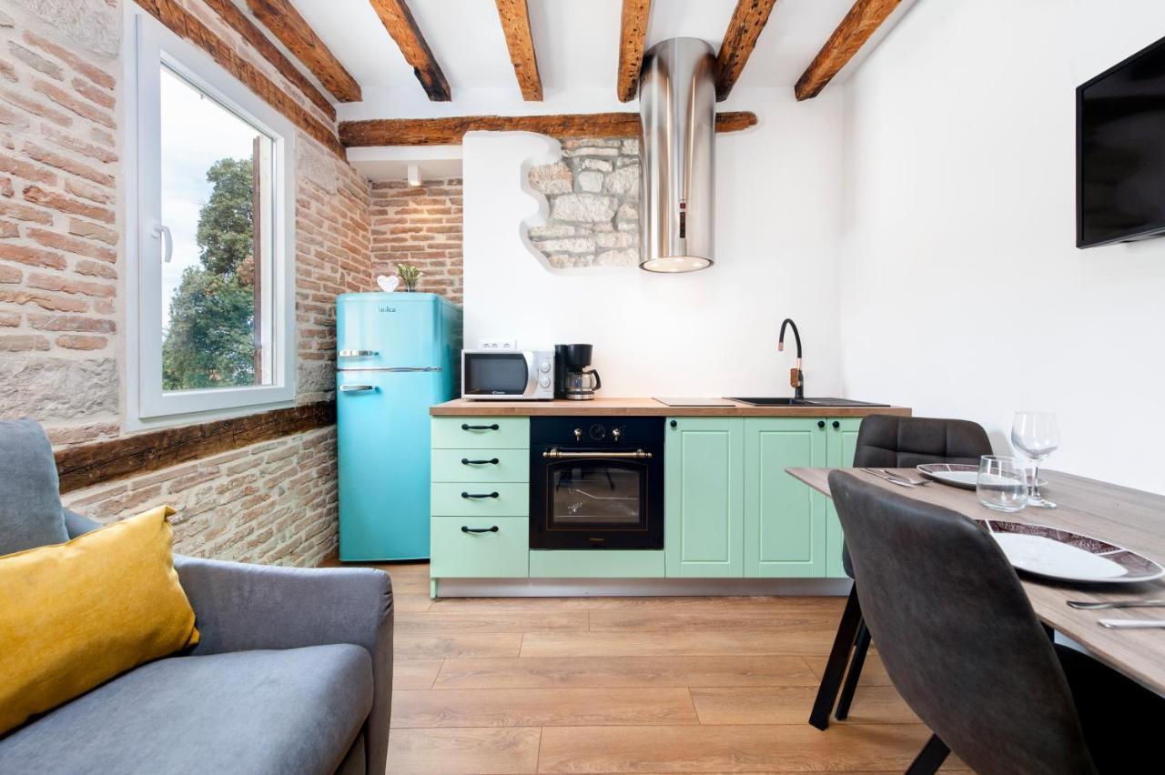 The Yellow House Apartments Rovinj Exterior photo